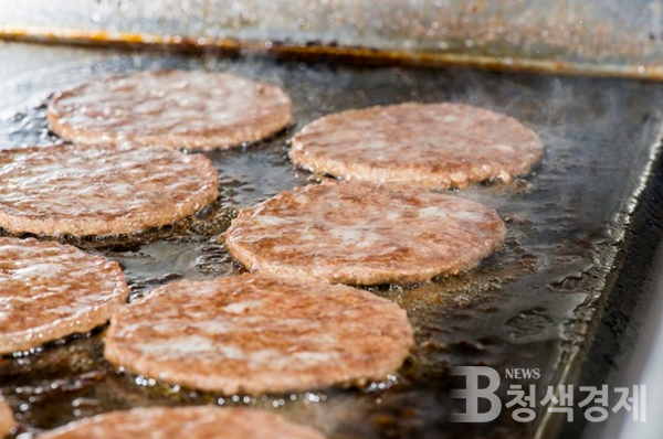맥도날드는 야누스? '개인일탈 vs 본사지시'