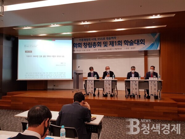 주제별 발표가 끝난 뒤 참석자들이 토론에 참여하고 있다/사진 여지훈 기자