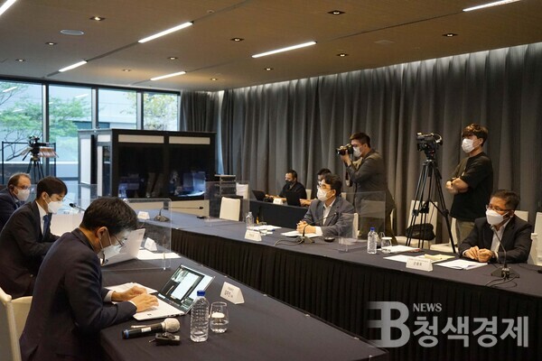 발표가 끝난 후에는 발제자들을 비롯해 무역보험공사 백승달 프로젝트금융본부장, 삼성물산 손용호 상무(강릉사업지원팀장) 등이 참석해 에너지 전환을 위한 금융을 주제로 토론을 진행했다/사진 기후솔루션 제공
