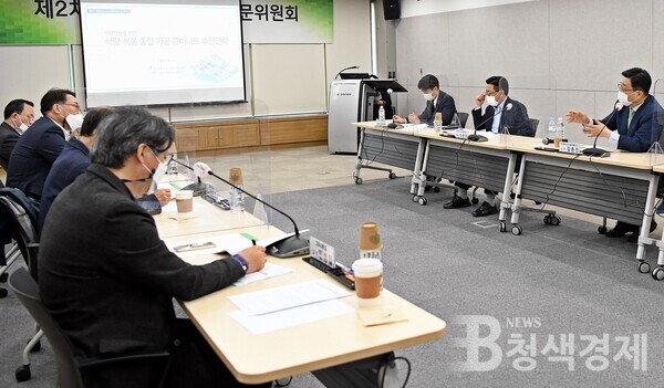 전 세계적으로 농산물 가격이 고공행진하는 가운데, 한국농수산식품유통공사가 안정적인 먹거리 확보와 식자재 물가 안정화 방안 마련을 위해 10월 21일 서울 aT센터에서 제2차 식량안보 CEO 자문위원회를 열었다/사진 한국농수산식품유통공사 제공