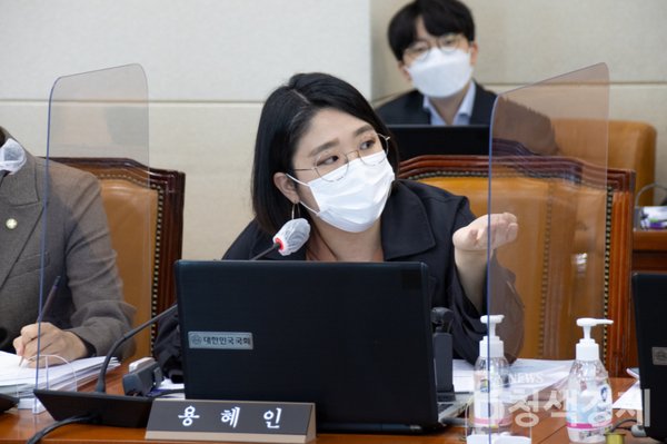 국회 기획재정위원회 소속 용혜인 기본소득당 의원은 국세청으로부터 입수한 ‘배당소득 상위 1%, 상위 10% 중 근로소득 상위 1%, 상위 10%에 속하는 인원’ 자료에 근거해, 2019년 배당소득 상위 1%에 속하는 9만 7,019명 중 1만 3,987명은 근로소득 상위 1%에도 속한다고 전했다/사진 트위터에서 발췌
