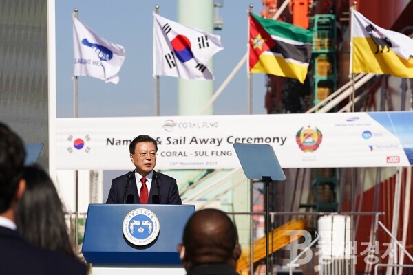 문재인 대통령, FLNG 플랜트 ‘코랄 술(Coral Sul)호’의 출항·명명식 갖다