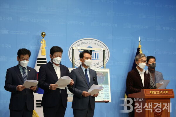 더불어민주당은 8일 국회 소통관에서 기자회견을 열고 `가덕도신공항 건설을 위한 특별법 개정안`을 발표했다.