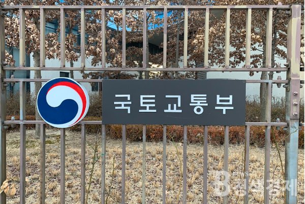 고용노동부는 1일 오전 대한건설협회, 물류센터를 건축 중인 8개 건설사와 함께 겨울철 건설현장 화재예방을 위한 간담회를 개최했다.