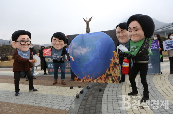 기자회견에 참여한 환경단체들이 20대 대선 후보들을 모방한 퍼포먼스를 진행하고 있다.