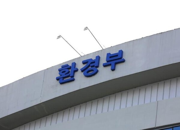▲ 환경부 소속 국립환경과학원은 `해외 자동차 환경정책 및 기술 동향 자료집`을 4월 14일부터 국립환경과학원 누리집을 통해 매달 1회씩 정기적으로 발간한다고 밝혔다.