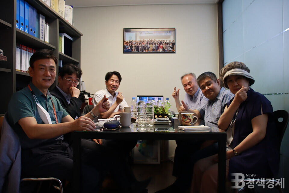 25일 여의도파라곤 11층 청색경제뉴스 회의실에서 ESG청색기술포럼, 제13회 라운드테이블이 개최됐다. 사진 맨 뒷줄  왼쪽부터 송영민 교수, 이인식 대표.