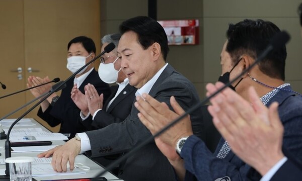 윤석열 대통령이 22일 오전 경남 창원시 두산에너빌리티에서 열린 원전산업 협력업체 간담회에 참석하고 있다. 사진=연합뉴스