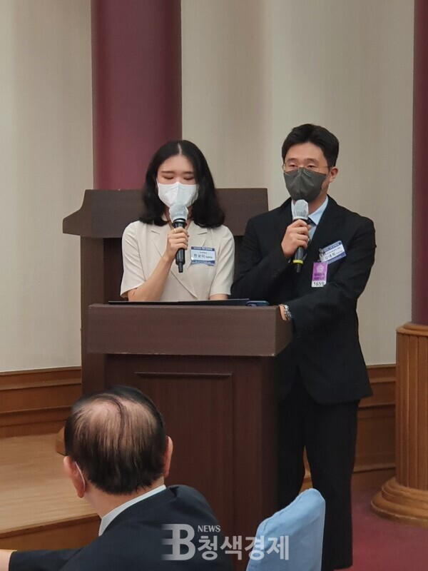 학생 대표가 선서를 하고 있다.