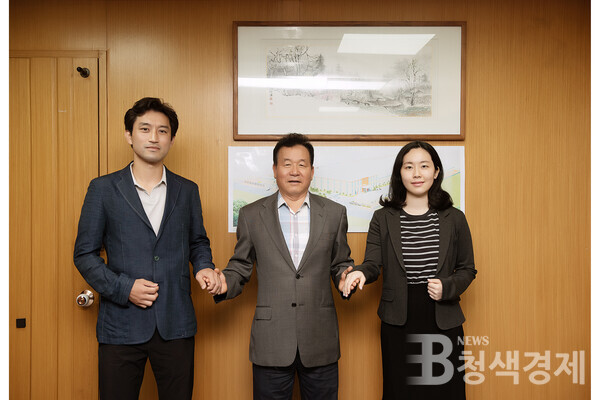 왼쪽부터 신다범 상무, 신태성 회장, 신선화 팀장