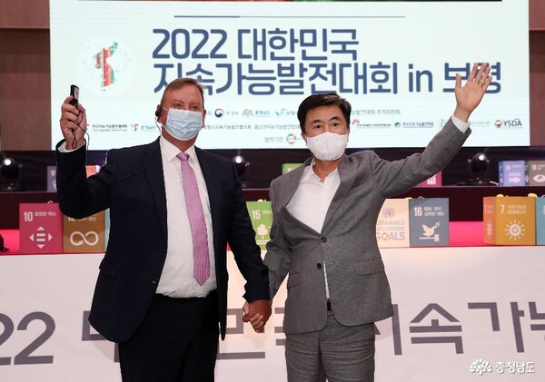 (왼쪽부터) 지노 반 베긴 이클레이 사무총장, 김태흠 충남도지사. 사진=충남도