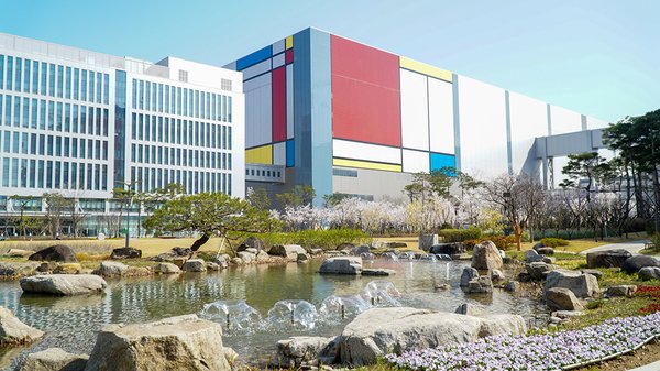 삼성전자가 15일 ‘新환경경영전략’을 발표했다. 사진은 평택사업장 내부에 조성된 연못 모습. 사진=삼성전자 뉴스룸
