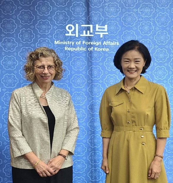 김효은 기후변화대사는 9.1(금) 오전 한국을 방문한 유엔환경계획(UNEP)잉거 안데르센 사무총장과 면담 후 기념촬영을 하고 있다.(사진=외교부 제공)