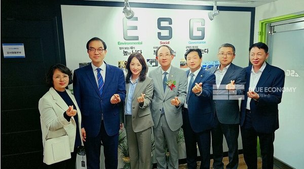 9일 오후 2시 서울 강서구 화곡동 '생활ESG 강서행동본부' 사무실에서 시민참여 플랫폼 캠페인 출범식이 열렸다. 왼쪽부터 김수정 작가, 남평오 ESG국가경영원장, 김태숙 여사, 최순모 전국호남향우회 총연합회장, 구영선 경찰청 산하 사단법인 한국경비원협회중앙회 회장, 장우인 삼마그룹 대표, 조기종 외교부 소관 사단법인 국제희망나눔네트워크 중앙회장이 참여하며 실천에 대한 결의를 다지고 있다. [사진=청색경제뉴스]