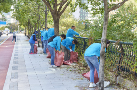 노벨리스 임직원들이 11일 서울 청계천에서 환경개선 봉사활동을 진행했다 [사진=노벨리스 코리아]