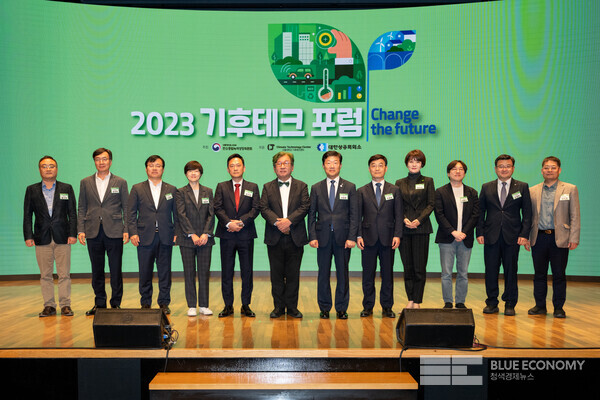 우태희 대한상의 상근부회장(오른쪽 여섯번째)과 김상협 2050탄소중립녹색성장위원회 공동위원장(왼쪽 여섯번째), 정수종 서울대 기후테크센터장(왼쪽 다섯번째)이 참석자들과 기념촬영을 하고 있다. [사진=대한상의]
