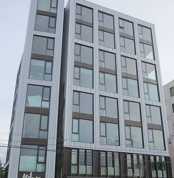 외관상 철골조 건물과 차이가 없는 목조 건물 [사진=Wikipedia]