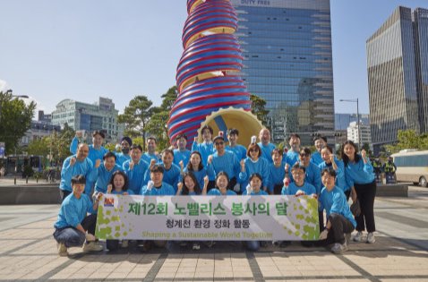 노벨리스 임직원이 11일 청계천 환경 정화 봉사활동을 진행했다. [사진=노벨리스 코리아]