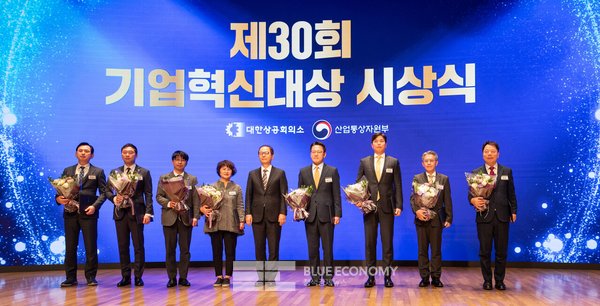 코웨이가 7일 서울 중구 대한상공회의소에서 개최된 제30회 기업혁신대상 시상식에서 '산업통상자원부 장관상'을 수상했다. 서장원 코웨이 대표(오른쪽 두 번째)와 관계자들이 수상 기념 사진촬영을 하고 있다. [사진=코웨이]