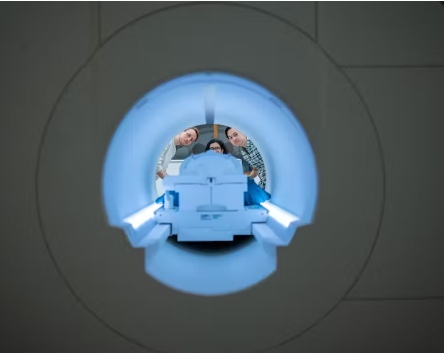 텍사스대학 생의학 이미징 센터의 fMRI 스캐너 뒤에 있는 '후스랩' 연구진 [사진=Nolan Zunk/UT Austin]