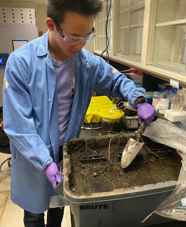 실험실 기반 토양 테스트에 사용된 미생물 연료 전지 [사진=Bill Yen/Northwestern University]