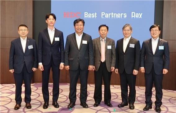 HDC현대산업개발은 17일 강남구 파크하얏트 서울에서 열린 '베스트파트너스데이' 행사에서 우수 협력사에 표창장을 수여하고 기념 촬영을 했다.2024.4.17.HDC현대산업개발 제공.