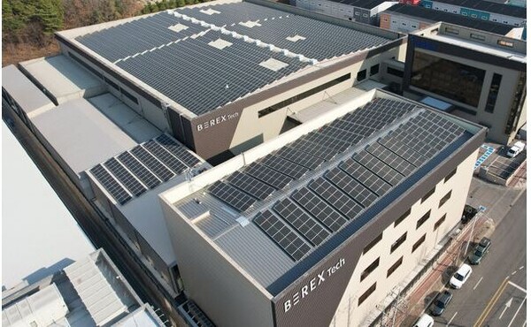 코웨이는 경기 파주 비렉스테크 건물 옥상에 태양광 발전 설비를 운영하고 있다. 사진=코웨이 제공