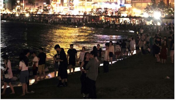 15일 오후 부산 수영구 광안리해수욕장에 많은 시민이 모여 바닷바람을 맞으며 더위를 이겨내고 있다. 사진=연합뉴스