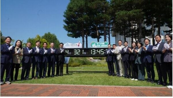 4일 국회의사당 앞뜰에 이전 설치된 국회 기후위기 시계 제막식 참석자들이 기념촬영을 하고 있다. 사진=국회사무처