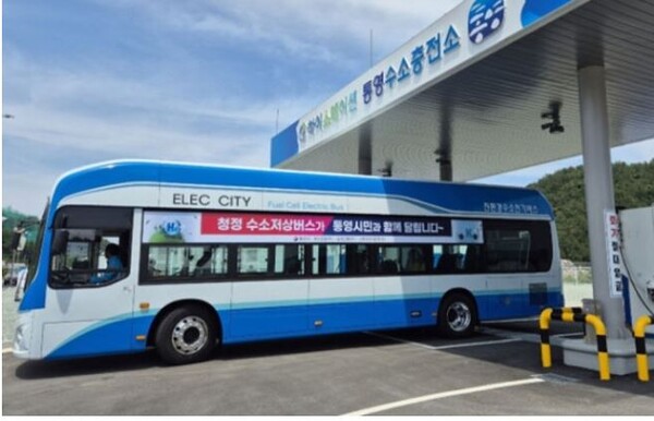 수소버스 보급 확대를 위해 충전인프라를 확충한다. 사진은 통영충전소에서 충전중인 수소버스. 사진=통영시