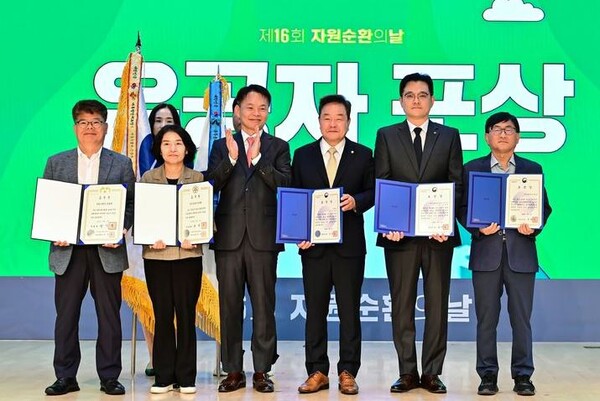 폐현수막 업사이클 롯데마트, 환경부장관 표창...유통업계 유일