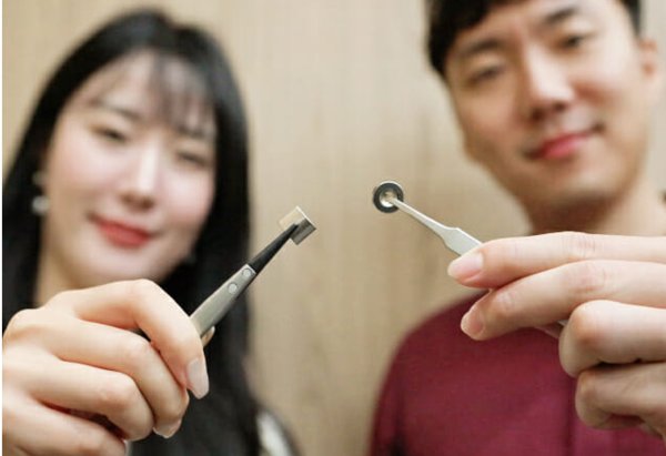LG이노텍 직원들이 중희토류가 전혀 사용되지 않은 ‘고성능 친환경 마그넷’을 선보이고 있다. 사진=LG이노텍