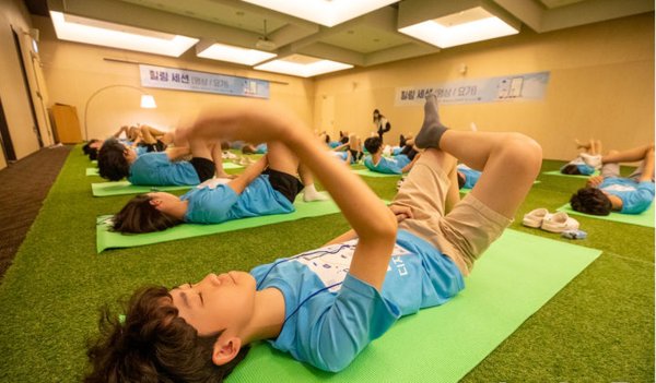 지난 8월 KT가 디지털 시민 프로젝트 활동으로 개최한 ‘디지털 디톡스 캠프’에 학생들이 참여하는 모습. (사진=KT 