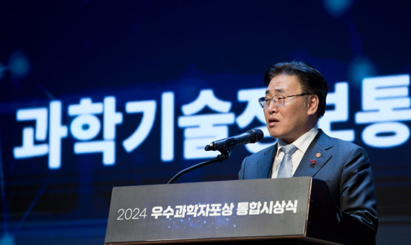 유상임 과학기술정보통신부 장관이 12일 서울 강남구 한국과학기술회관에서 열린 '2024 우수과학자포상 시상식'에서 축사하고 있다. 사진=과학기술정보통신부