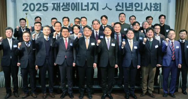 안덕근 산업통상자원부 장관(앞줄 오른쪽 다섯번째)이 2025년 재생에너지인 신년인사회에서 참석자들과 기념 촬영하고 있다. 사진=산업통상자원부