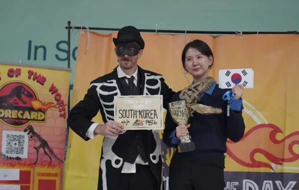 지난해 11월18일(현지시간) 아제르바이잔 바쿠에서 열린 제29차 유엔기후변화협약 당사국총회(COP29) 회의장에서 세계 기후환경단체 연대체인 기후행동네트워크가 한국을 ‘오늘의 화석상’ 1위 수상자로 발표하고 있다. 사진=기후솔루션