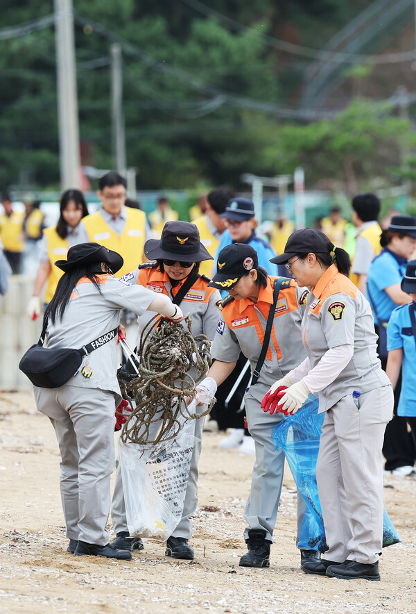 화성 궁평항서 '대한민국 새단장' 환경정화 행사 개최