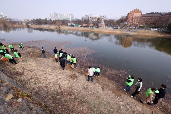 세계물의날 앞두고 대구 망월지서 정화 활동…자연보호협의회 50여 명 동참
