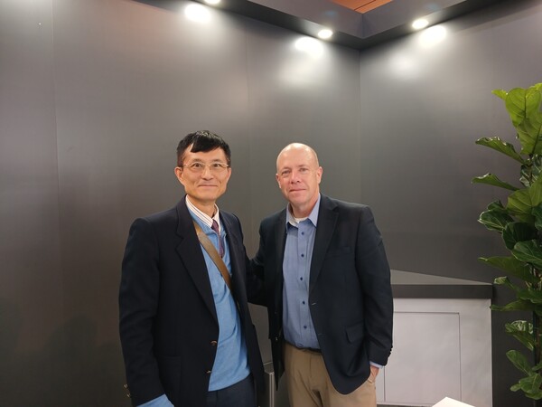 Right: Sean Kenney, CEO, Hyundai Translead, Left: Han Ko, Editor-In-Chief, Blue Economy, Photo = Han Ko at TMC