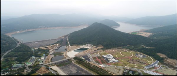 운문댐 전경. 낙동강권역 용수댐인 운문댐이 3월 2일 오전 2시 기준 가뭄 ‘주의’ 단계에 진입했다. 정부는 댐 저수량 비축을 위해 하천유지용수 및 농업용수 감량과 함께 대구·경산 지역 생활·공업용수 일부를 낙동강·금호강 하천수로 대체 공급하는 조치를 시행한다.(사진 = 기후에너지환경부 제공)